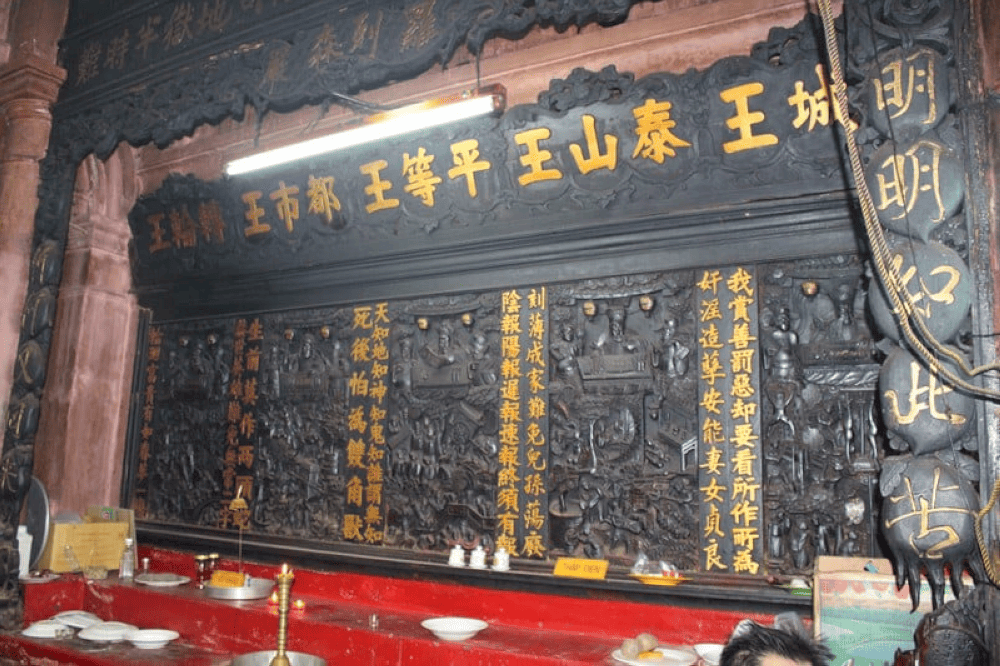 Bức ph&ugrave; đi&ecirc;u m&ocirc; tả h&igrave;nh phạt dưới địa ngục tại gian thờ Thập Điện Di&ecirc;m Vương